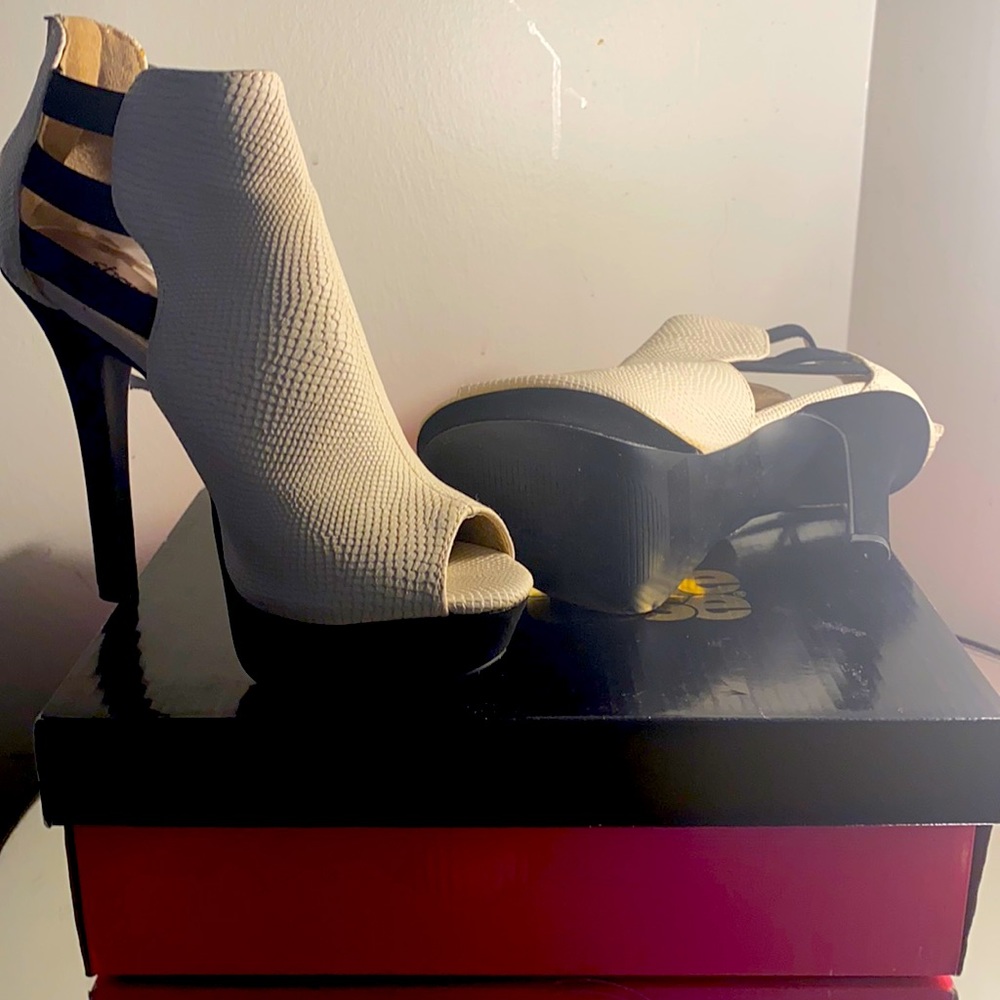 High heel pep toe shoes